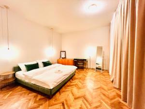 um quarto com uma cama e piso em madeira em City Center Unirii Square Private rooms with City View - Shared Amenities em Bucareste