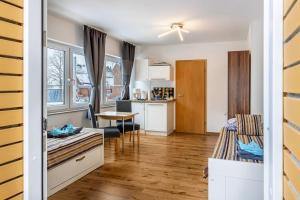 een kamer met een keuken en een tafel en stoelen bij FeWo PeDa Nord in Norderstedt
