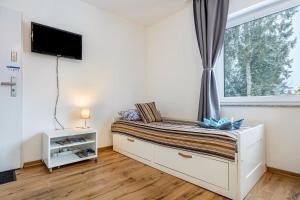 een slaapkamer met een bed en een raam bij FeWo PeDa Nord in Norderstedt