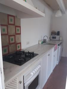 Kuchyň nebo kuchyňský kout v ubytování Preciosa casa en primera línea del mar