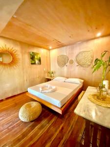 - une chambre avec un grand lit et un miroir dans l'établissement Bohol Island Homestay, à Dauis