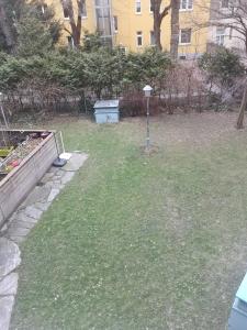 Κήπος έξω από το Palais Petrus