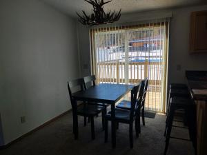 uma sala de jantar com uma mesa e cadeiras e uma janela em Black Hills Station em Piedmont