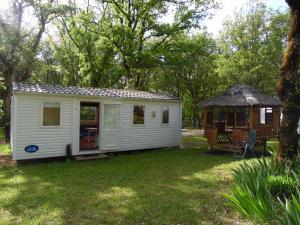 CAMPING LES PAILLOTES外面的花园