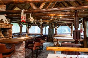 a dining room with a long table and chairs at Cabana Patru Brazi in Stana de Vale