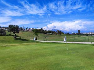 - un parcours de golf avec deux pavillons sur le green dans l'établissement 18 Nice apt balcony pool view close to Duquesa Golf and Beach Manilva Andalusia, à San Luis de Sabinillas