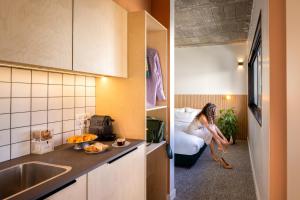 Kuchyň nebo kuchyňský kout v ubytování Savanna - by Loginn Tel-Avivian hotels