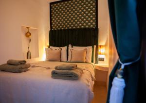 ein Schlafzimmer mit einem Bett mit Handtüchern darauf in der Unterkunft Cosy Riad in Marrakesch