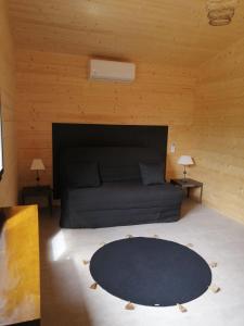 1 dormitorio con 1 cama en una habitación de madera en NIAOULI LODGE, en Bourail