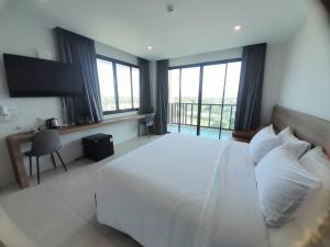 Postel nebo postele na pokoji v ubytování Mountain&Sea Hotel Prachuap