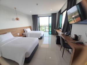 Postel nebo postele na pokoji v ubytování Mountain&Sea Hotel Prachuap