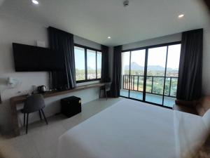 Postel nebo postele na pokoji v ubytování Mountain&Sea Hotel Prachuap