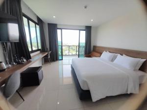 Postel nebo postele na pokoji v ubytování Mountain&Sea Hotel Prachuap