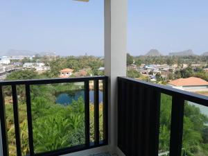 Balkón nebo terasa v ubytování Mountain&Sea Hotel Prachuap