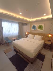 sypialnia z dużym białym łóżkiem w pokoju w obiekcie BeL LETTO HOTEL w Stambule