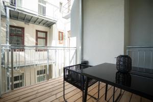 d'un balcon avec une table et une vue sur un bâtiment. dans l'établissement Modern apartment with a balcony near Belvedere, à Vienne
