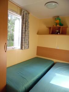 CAMPING LES PAILLOTES客房内的一张或多张床位
