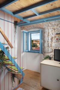 TV a/nebo společenská místnost v ubytování Apartment Stone House Krk