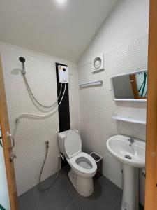 uma pequena casa de banho com WC e lavatório em Nana Resort Samae San em Sattahip