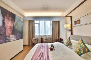 SSAW Boutique Hotel Shanghai Yilin في شانغهاي: غرفة في الفندق مع ملصق فيلم على الحائط