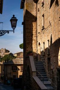 an alley with a street light on a building with stairs at Le Stanze di Teodorico in Orvieto