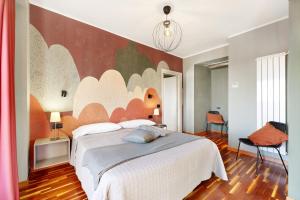 ein Schlafzimmer mit einem großen Bett und einem Gemälde an der Wand in der Unterkunft Happy Clouds in Alassio