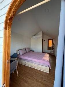um quarto com uma cama grande num sótão em Nana Resort Samae San em Sattahip