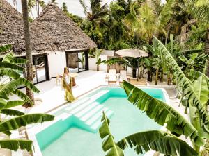 una imagen de una villa con piscina en Blue Moon Resort, en Jambiani