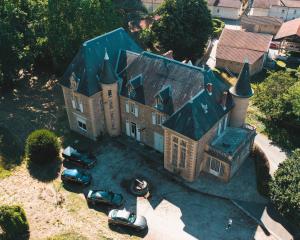 eine Luftansicht eines großen Hauses mit davor geparkt in der Unterkunft Château Fédora in Marcilloles