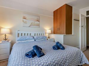 Un pat sau paturi într-o cameră la 1 Bed in Barton On Sea 91664