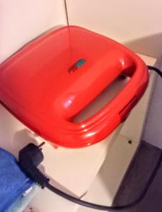 - un siège de toilette rouge au-dessus des toilettes dans l'établissement Villa Fortuna Budget, à Lackenhof
