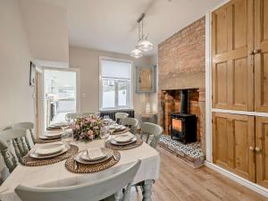 uma sala de jantar com uma mesa e uma lareira em 4 Bed in Fleetwood 91701 em Fleetwood