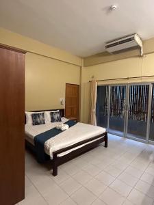 - une chambre avec un lit et la climatisation dans l'établissement Lalisa Hotel Aonang, à Ao Nang Beach