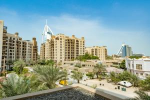 杜拜的住宿－FAM Living - Rahaal 1BR Bliss in Madinat Jumeirah Living，享有城市和高楼的景色