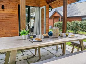 un tavolo in legno con cibo su un patio di 2 Bed in Gower 91724 