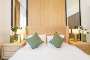 Ένα ή περισσότερα κρεβάτια σε δωμάτιο στο FAM Living - Serene 1BR Haven in Madinat Jumeirah Living