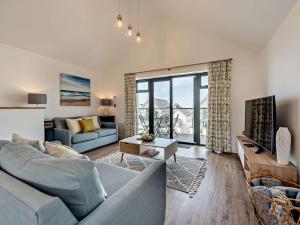 una sala de estar con un sofá y una mesa en 2 Bed in Westward Ho 91748, en Northam