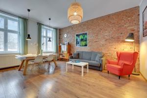 salon z ceglaną ścianą w obiekcie Downtown Apartments City Center Art House - Family Stay w Gdańsku