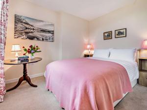 1 dormitorio con 1 cama y 1 mesa con flores en 1 Bed in Matterdale 91812 en Dockray