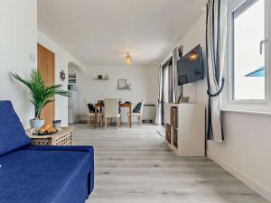 ein Wohnzimmer mit einem blauen Sofa und einem Tisch in der Unterkunft 1 Bed in Plymouth 91835 in Turnchapel