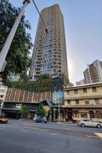 un grand bâtiment avec des voitures garées devant dans l'établissement Great location and amazing views, à Brisbane 5 autres photos