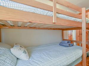 2 Bed in Holt 91877 في هولت: غرفة نوم بسريرين بطابقين مع بطانية زرقاء