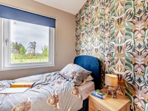 een slaapkamer met een bed en een raam bij 3 Bed in Livingston 91829 in Forth