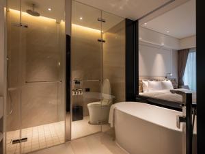 Baðherbergi á Hotel Mvsa+Michelin 2 Starred Molino de Urdàniz