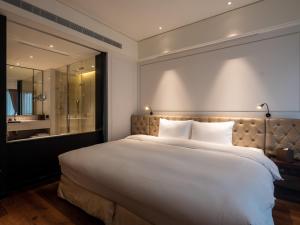Rúm í herbergi á Hotel Mvsa+Michelin 2 Starred Molino de Urdàniz