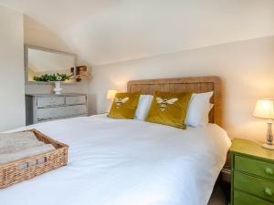 Giường trong phòng chung tại 2 Bed in Woodhall Spa 91957