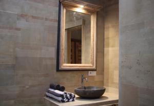 een badkamer met een wastafel, een spiegel en handdoeken bij INAYA VILLA in Amed +20 foto's