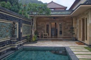 een huis met een zwembad in de tuin bij INAYA VILLA in Amed