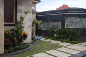 een tuin voor een gebouw met planten bij INAYA VILLA in Amed