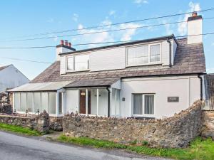 Casa blanca con pared de piedra en 2 Bed in Aberdesach 92082 en Clynnog-fawr